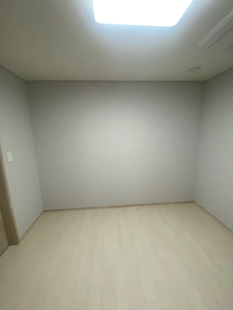 도어교체 전: 기존 붙박이장 도어 상태